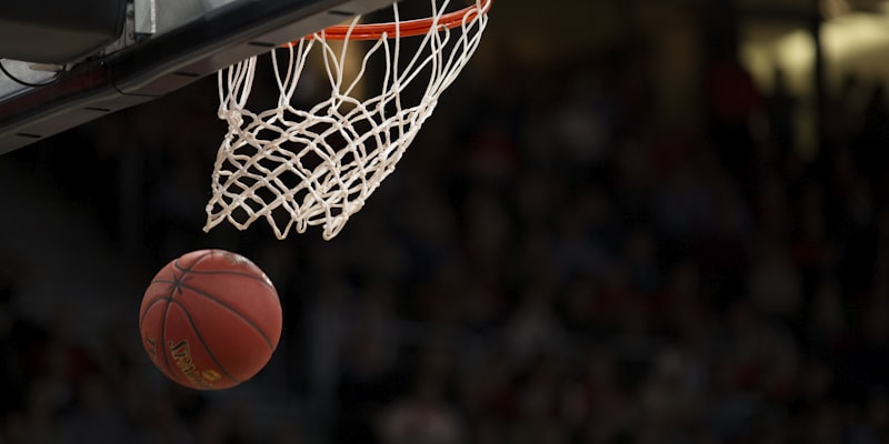 NBA 2025-2026赛季前瞻，球星在球场灯光下运球